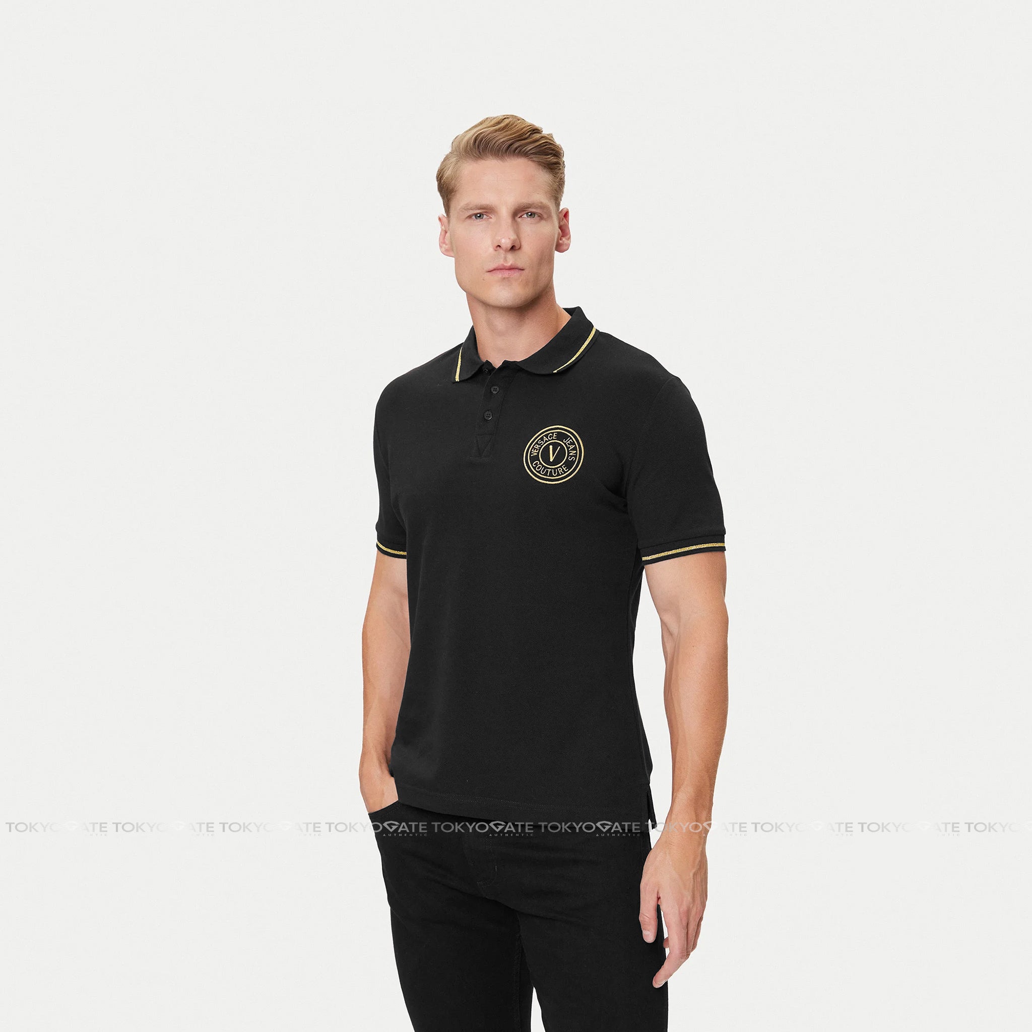 Áo polo Versace Jeans Couture 78GAGT00 78UP621 G89 Black Gold Regular Fit
